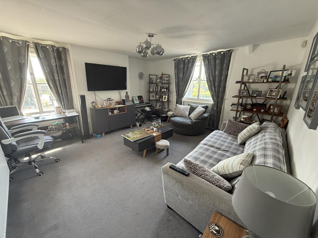 Lot: 64 - FORMER PUBLIC HOUSE WITH PARKING, AND LAND WITH POTENTIAL - Owner living room